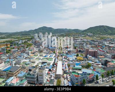 Ein Blick aus der Vogelperspektive auf das lokale Regierungsbüro Haman-Myeon und das umliegende Dorf in Südkorea Stockfoto