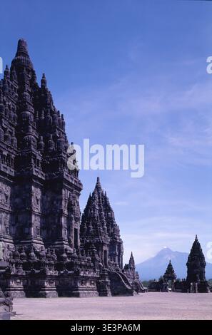 Prambanan-Tempel mit dem Merapi-Berg im Hintergrund, Zentral-Java, Indonesien, UNESCO-Weltkulturerbe. Fotografiert 1993 im Großformat. Stockfoto