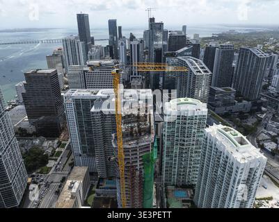 Aus der Vogelperspektive sehen Wolkenkratzer, die die Skyline durchdringen, eine Symphonie aus Glas und Stahl, die den Himmel in Brickell, Miami, Florida, USA reflektiert. Stockfoto