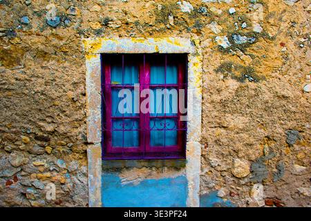 Alte Rosa und blauen Wasser farbigen Fenster in Cogollo del Cengio in Vicenza Italien Vicenza Italien Stockfoto
