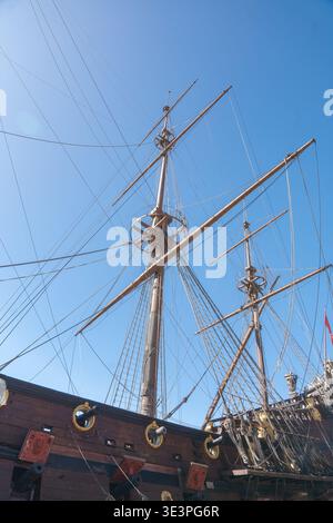 Hohe Masten und Takelage eines historischen Segelschiffes gegen blauen Himmel. Maritimes Erbe, Marinegeschichte und Reisefotografie-Konzept. Stockfoto