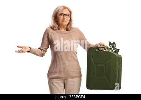 Verwirrte Frau, die einen leeren Kanister isoliert auf weißem Hintergrund hält Stockfoto