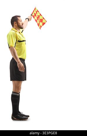 Football-Linienmann-Signal mit einer Flagge isoliert auf weißem Hintergrund Stockfoto