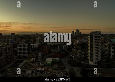 Blick auf den Sonnenuntergang des Stadtzentrums von Leeds mit Baustellen, modernen Gebäuden, gekrümmten Straßen und Skyline einschließlich Bridgewater Place Tower unter warmen Bedingungen Stockfoto