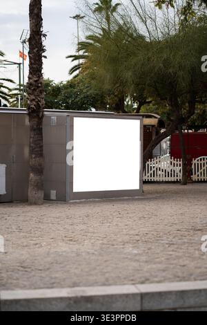 Leeres weißes Reklametafelmodell in einem öffentlichen Park Stockfoto