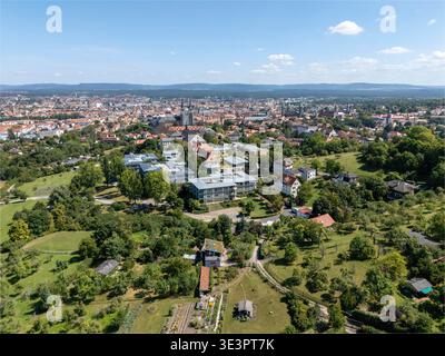 Panoramablick aus der Luft zeigt die Stadt Bamberg mit Gebäuden, Grünflächen und umgebender Landschaft Stockfoto