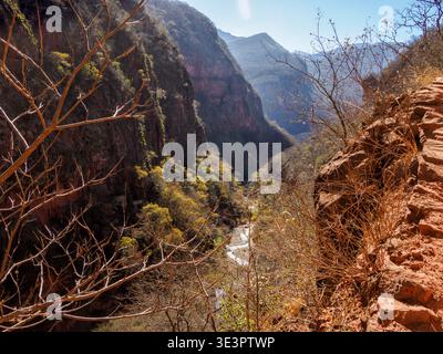 Die dramatische San Lucas Schlucht am Ende der viertägigen Wanderung durch die östlichen Anden zwischen Tilcara und San Francisco im Norden Argentiniens Stockfoto