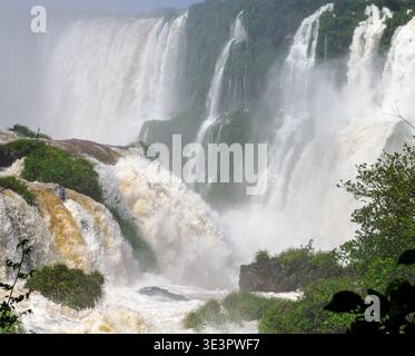 Die mächtigen Iguacu Falls das größte Wasserfallsystem der Welt, von brasilianischer Seite gesehen - Brasilien Südamerika Stockfoto