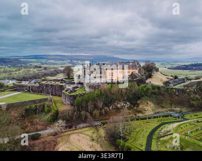 Stirling Schottland: 12. Februar 2026: Stirling Castle steht auf einem Hügel mit der Stadt unten und Bergen in der Ferne. Wolken bedecken den Himmel und erzeugen einen Stockfoto