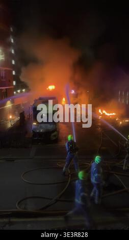 Screenshot aus dem Video der PA vom 23./03/26, in dem Feuerwehrleute eine Flamme in der Highfield Road, Golders Green, London, angriffen, nachdem am Montag ein offensichtlicher Brandanschlag auf vier Krankenwagen des Jewish Community Ambulance Service in London verübt wurde. Ausgabedatum: Dienstag, 24. März 2026. Stockfoto