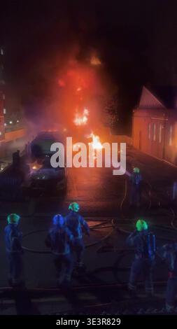 Screenshot aus dem Video der PA vom 23./03/26, in dem Feuerwehrleute eine Flamme in der Highfield Road, Golders Green, London, angriffen, nachdem am Montag ein offensichtlicher Brandanschlag auf vier Krankenwagen des Jewish Community Ambulance Service in London verübt wurde. Ausgabedatum: Dienstag, 24. März 2026. Stockfoto
