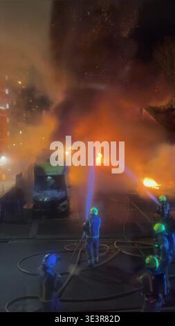 Screenshot aus dem Video der PA vom 23./03/26, in dem Feuerwehrleute eine Flamme in der Highfield Road, Golders Green, London, angriffen, nachdem am Montag ein offensichtlicher Brandanschlag auf vier Krankenwagen des Jewish Community Ambulance Service in London verübt wurde. Ausgabedatum: Dienstag, 24. März 2026. Stockfoto