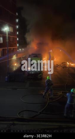 Screenshot aus dem Video der PA vom 23./03/26, in dem Feuerwehrleute eine Flamme in der Highfield Road, Golders Green, London, angriffen, nachdem am Montag ein offensichtlicher Brandanschlag auf vier Krankenwagen des Jewish Community Ambulance Service in London verübt wurde. Ausgabedatum: Dienstag, 24. März 2026. Stockfoto