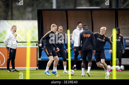 ZEIST - Nationaltrainer Ronald Koeman, Kees Smit, Xavi Simons, Lutshare Geertruida, Jan Paul van Hecke und Jeremie Frimpong während eines Trainings der niederländischen Nationalmannschaft in der Woche vor dem Freundschaftsspiel gegen Norwegen. KOEN VAN WEEL / ANP Stockfoto