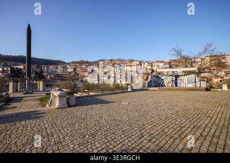 Veliko Tarnovo Bulgarien, 13. März 2026. Das majestätische Denkmal (Assenevtsi), auch genannt (die Reiter). Das Denkmal ist eine Schöpfung von beeindruckendem Cent Stockfoto