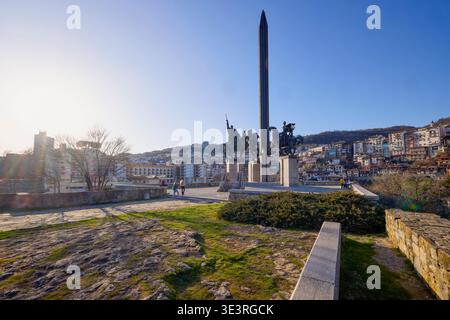 Veliko Tarnovo Bulgarien, 13. März 2026. Das majestätische Denkmal (Assenevtsi), auch genannt (die Reiter). Das Denkmal ist eine Schöpfung von beeindruckendem Cent Stockfoto