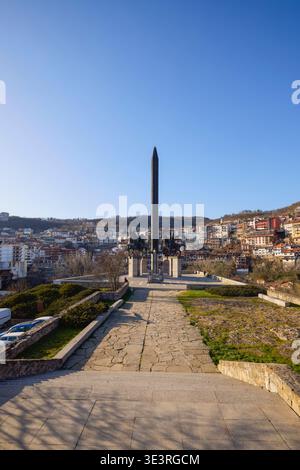 Veliko Tarnovo Bulgarien, 13. März 2026. Das majestätische Denkmal (Assenevtsi), auch genannt (die Reiter). Das Denkmal ist eine Schöpfung von beeindruckendem Cent Stockfoto