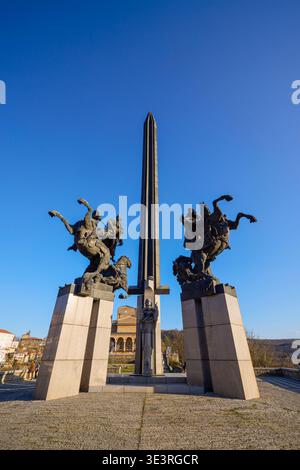 Veliko Tarnovo Bulgarien, 13. März 2026. Das majestätische Denkmal (Assenevtsi), auch genannt (die Reiter). Das Denkmal ist eine Schöpfung von beeindruckendem Cent Stockfoto