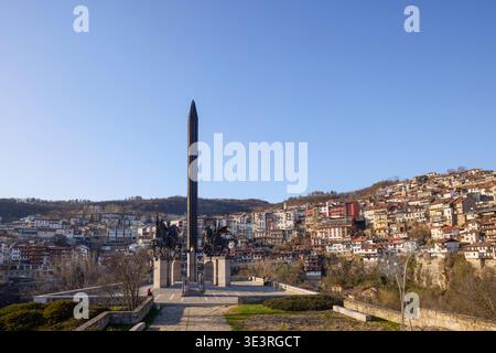 Veliko Tarnovo Bulgarien, 13. März 2026. Das majestätische Denkmal (Assenevtsi), auch genannt (die Reiter). Das Denkmal ist eine Schöpfung von beeindruckendem Cent Stockfoto
