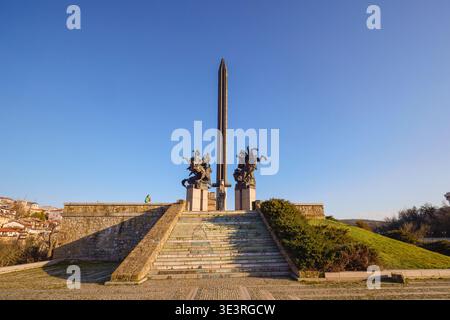 Veliko Tarnovo Bulgarien, 13. März 2026. Das majestätische Denkmal (Assenevtsi), auch genannt (die Reiter). Das Denkmal ist eine Schöpfung von beeindruckendem Cent Stockfoto