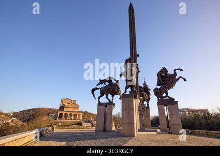 Veliko Tarnovo Bulgarien, 13. März 2026. Das majestätische Denkmal (Assenevtsi), auch genannt (die Reiter). Das Denkmal ist eine Schöpfung von beeindruckendem Cent Stockfoto