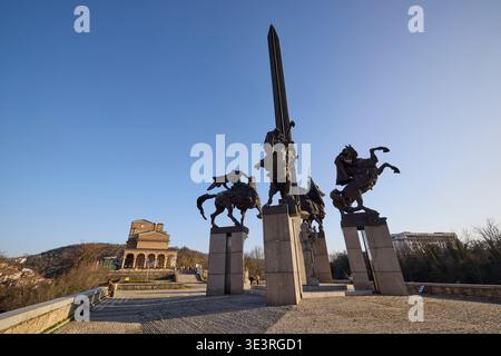 Veliko Tarnovo Bulgarien, 13. März 2026. Das majestätische Denkmal (Assenevtsi), auch genannt (die Reiter). Das Denkmal ist eine Schöpfung von beeindruckendem Cent Stockfoto