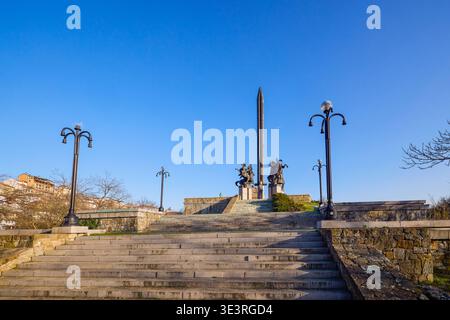 Veliko Tarnovo Bulgarien, 13. März 2026. Das majestätische Denkmal (Assenevtsi), auch genannt (die Reiter). Das Denkmal ist eine Schöpfung von beeindruckendem Cent Stockfoto