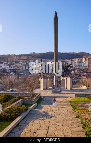 Veliko Tarnovo Bulgarien, 13. März 2026. Das majestätische Denkmal (Assenevtsi), auch genannt (die Reiter). Das Denkmal ist eine Schöpfung von beeindruckendem Cent Stockfoto
