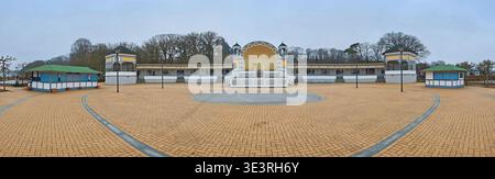 Panoramablick auf das historische Spa Pavillon mit Spa Shell am Strand Promenade von Göhren, Ostseeküste (Insel Rugia, Deutschland) Stockfoto