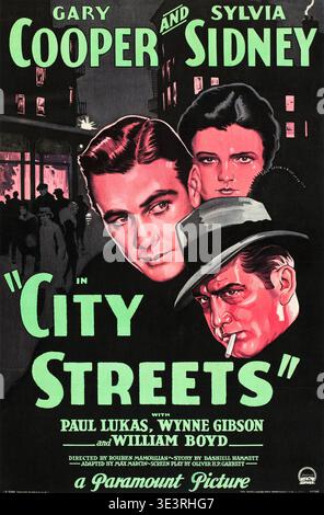 Ein Vintage-Filmplakat für den Film „City Streets“ aus dem Jahr 1931 mit einer dramatischen Illustration der Schauspieler Gary Cooper und Sylvia Sidney. Das Design fängt die Ästhetik des Films Noir des frühen Soundkino mit stilisierten Porträts und einer dunklen urbanen Kulisse ein. Stockfoto