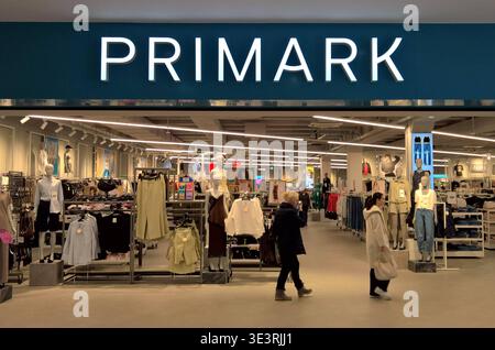 Primark-Modus Speichern. Primark ist ein international tätiger Textil-Discounter mit Hauptsitz in Dublin in der Republik Irland. In Primark-Filialen, die in der Regel mehrere Tausend Quadratmeter Verkaufsfläche bieten, werden Textilien, Schuhe und Accessoires für Damen, Herren und Kinder sowie Artikel für den Wohnbedarf und Kosmetik zu niedrigen Preisen verkauft. *** Primark Fashion Store Primark ist ein internationaler Discount-Bekleidungshändler mit Hauptsitz in Dublin in der Republik Irland Primark Stores, die in der Regel mehrere tausend Quadratmeter Einzelhandelsfläche anbieten, Textilien und Schuhe verkaufen Stockfoto