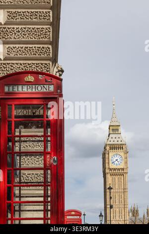 Berühmte Londoner Wahrzeichen Big Ben und eine rote Telefonbox. London, UK, 23. Juli 2023 Stockfoto