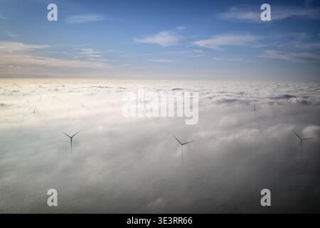 Windturbinen entlang der Küste der Niederlande. Stockfoto