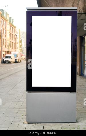 Bei Vorlagen für Werbemockups, die einen leeren Werbespot auf einer Stadtstraße zeigen, ist das leere Reklametafel bereit für eine Werbekampagne, die Werbeartikel anbietet Stockfoto