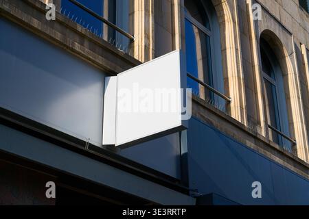 Für Werbemodellvorlagen, die einen leeren Werbespot in einem Gebäude mit Werbemocku für Markenwerbung im Einzelhandel oder Restaurant zeigen Stockfoto