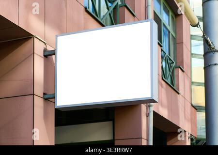 Leeres Beschildermockup-Template für Werbeflächen in einem Gebäude das leere Plakat ist ein Schaufensterschild für Markenwerbung und Einzelhandelsmarketing-Modell Stockfoto