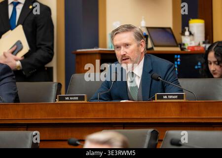 Washington, Usa. März 2026. US-Repräsentant Thomas Massie, R-KY, stellt eine Frage an Kristi Noem, US-Heimatsicherheitssekretärin Kristi Noem, während ihrer Aussage bei der Aufsichtsverhandlung des Justizkomitees im Rayburn House Office Building am 4. März 2026 in Washington, D.C. Noem wurde wegen ihres Umgangs mit den Morden an Renée Good und Alex Pretti kritisiert, ihre Beziehung mit Cory Lewandowski, wobei sie 220 Millionen US-Dollar an staatlichen Geldern für Fernsehwerbung ausgab und 300 Millionen Dollar für drei private Privatnachrichten Stockfoto