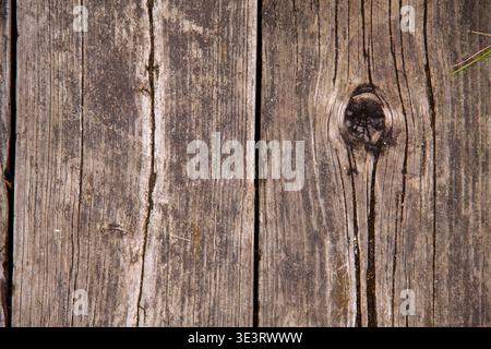 Verwitterte alte Holzdielen mit einem Knoten, Holzstruktur als Hintergrund Stockfoto