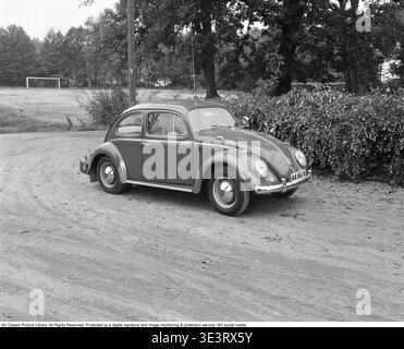 Der Volkswagen Käfer, offiziell Volkswagen Typ 1, ist ein Kleinwagen des deutschen Herstellers Volkswagen von 1938 bis 2003. Der Käfer ist eines der legendärsten Autos der Automobilgeschichte und bekannt für seine unverwechselbare Form. Seine Produktionsdauer von 65 Jahren ist die längste aller Automobilgenerationen, und seine Gesamtproduktion von über 21,5 Millionen ist die größte aller Fahrzeuge auf einer Plattform. 1961 Stockfoto