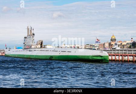 Blick auf das sowjetische U-Boot C-189 (S-189), heute ein Museumsschiff auf dem Ufer von Leutnant Shmidt auf der Neva in Sankt Petersburg, Russland Stockfoto
