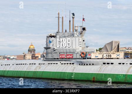 Blick auf das sowjetische U-Boot C-189 (S-189), heute ein Museumsschiff auf dem Ufer von Leutnant Shmidt auf der Neva in Sankt Petersburg, Russland Stockfoto