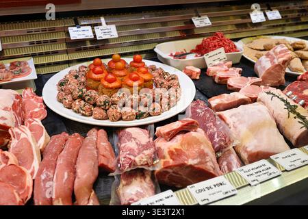 Lausanne, Schweiz, 21. März, Auswahl an frischen Rohfleischstücken und zubereiteten Fleischbällchen in einer Metzgerei Stockfoto