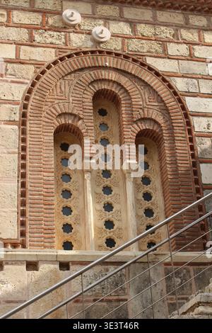Byzantinische Fassadenbogenfenster August 2024 Nahaufnahme des antiken Ziegelwerks Athen Griechenland Stockfoto