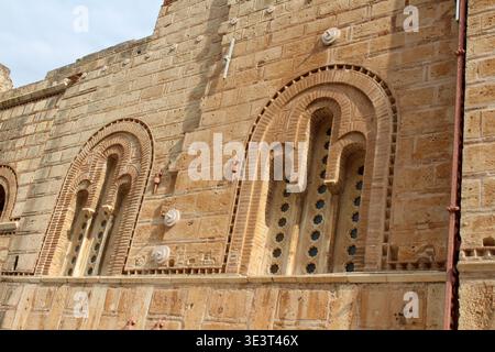 Byzantinische Fassadenbogenfenster August 2024 Nahaufnahme des antiken Ziegelwerks Athen Griechenland Stockfoto