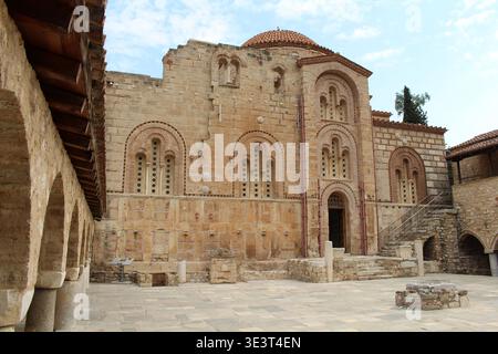 Antike byzantinische Kirche Portal August 2024 kompliziertes Mauerwerk und Bogenfenster Rahmen Terrasse in Athen Griechenland Stockfoto