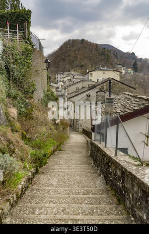Die engen Gassen des malerischen Dorfes Monteacuto delle Alpi Stockfoto