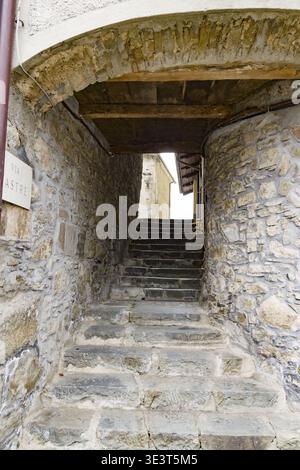 Die engen Gassen des malerischen Dorfes Monteacuto delle Alpi Stockfoto
