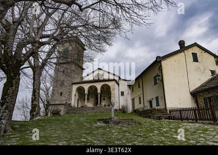 Der Kirchplatz im Dorf Monteacuto delle Alpi Stockfoto