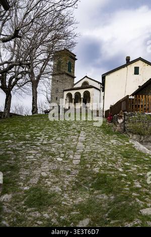 Der Kirchplatz im Dorf Monteacuto delle Alpi Stockfoto