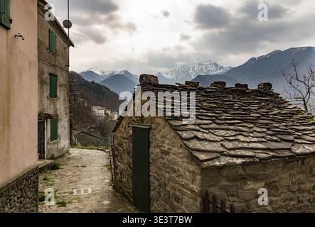 Die engen Gassen des malerischen Dorfes Monteacuto delle Alpi Stockfoto